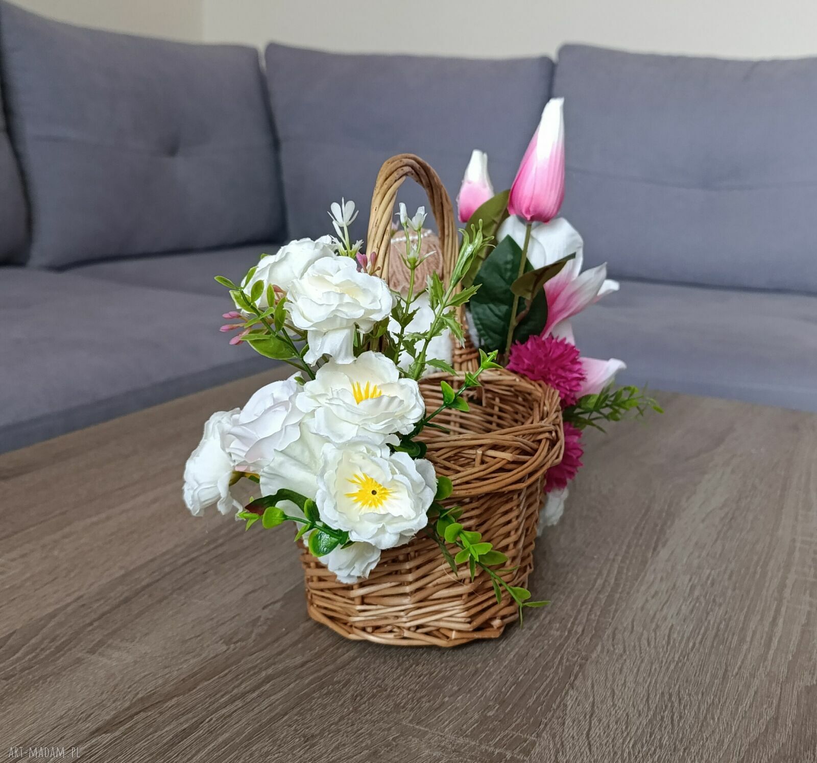 Wielkanocny koszyczek dla dziecka na święconkę - mały wiklinowy z dziewczynką
