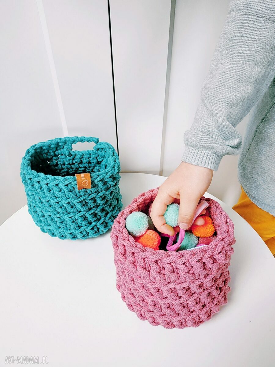 Kwiatowy koszyk do zawieszenia na ścianę - handmade na kosmetyki i spinki