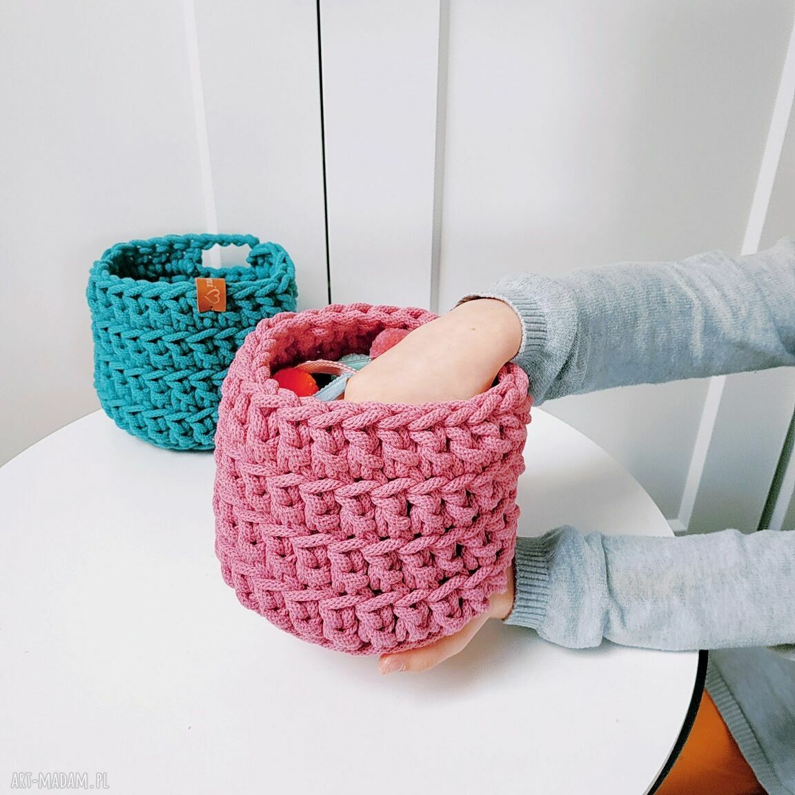 Kwiatowy koszyk do zawieszenia na ścianę - handmade na kosmetyki i spinki