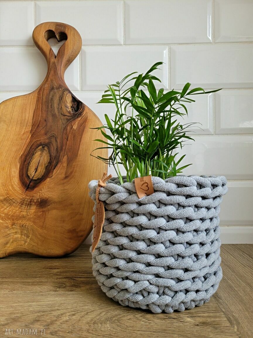 Koszyk-osłonka na doniczkę z grubego sznurka bawełnianego (15 cm) - ręcznie pleciona