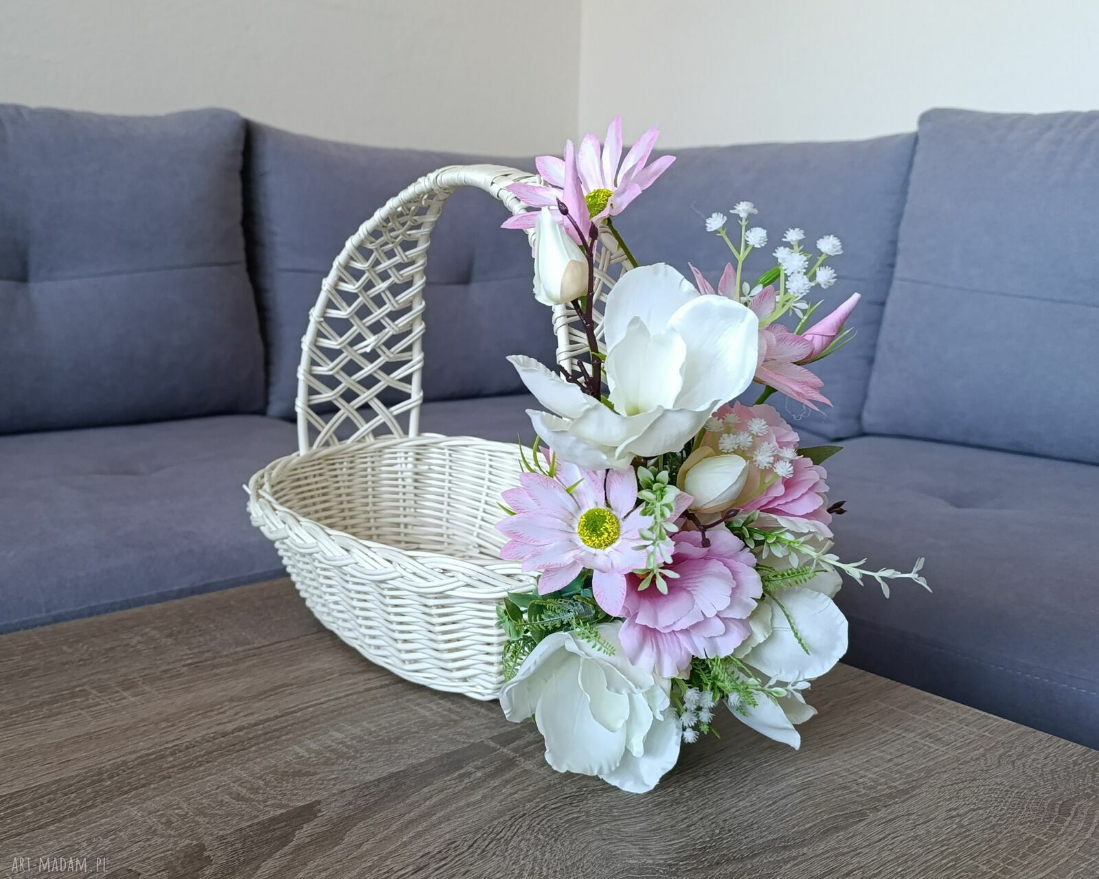 Koszyk wielkanocny z białej wikliny dekorowany magnoliami na święconkę