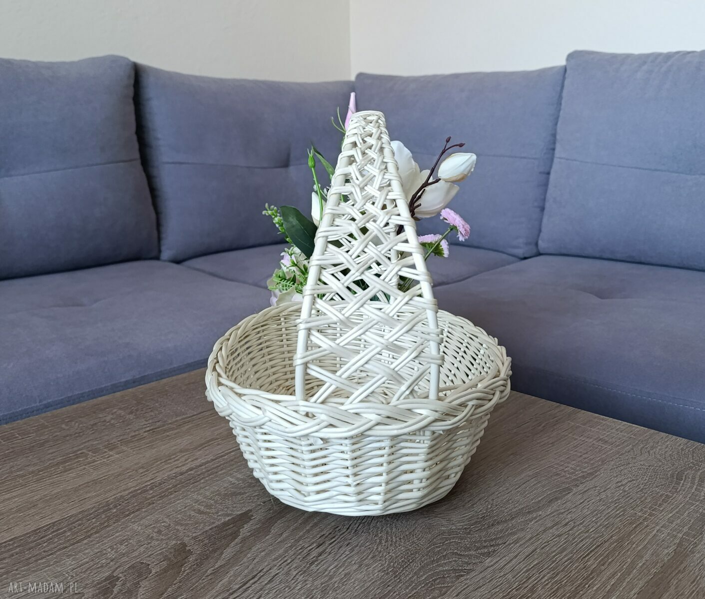 Wielkanocny koszyk wiklinowy dekorowany białymi magnoliami - na święconkę