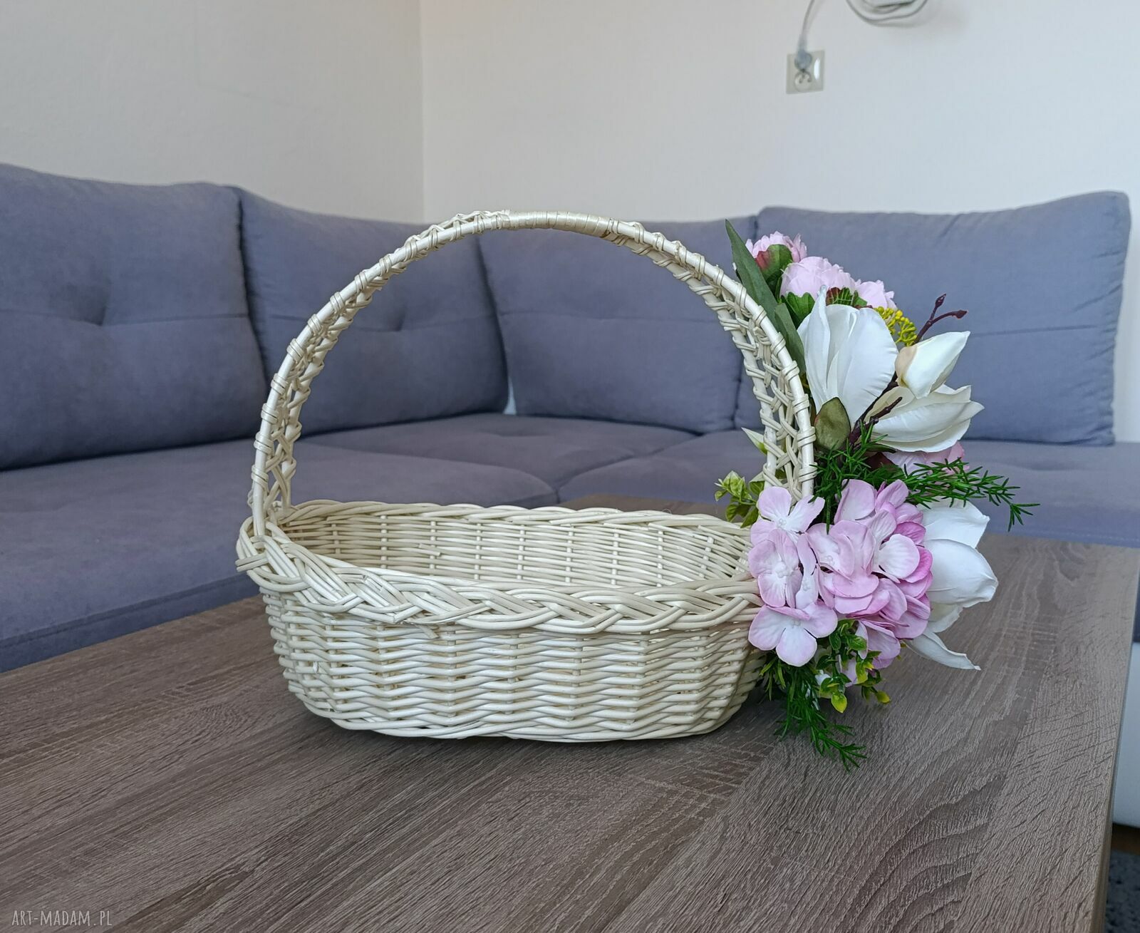 Koszyk wielkanocny na święconkę z wikliny - dekoracja Brokatovo