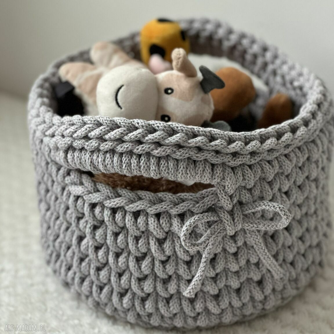 Szary koszyk ze sznurka - ręcznie szydełkowany organizer i osłonka na doniczkę