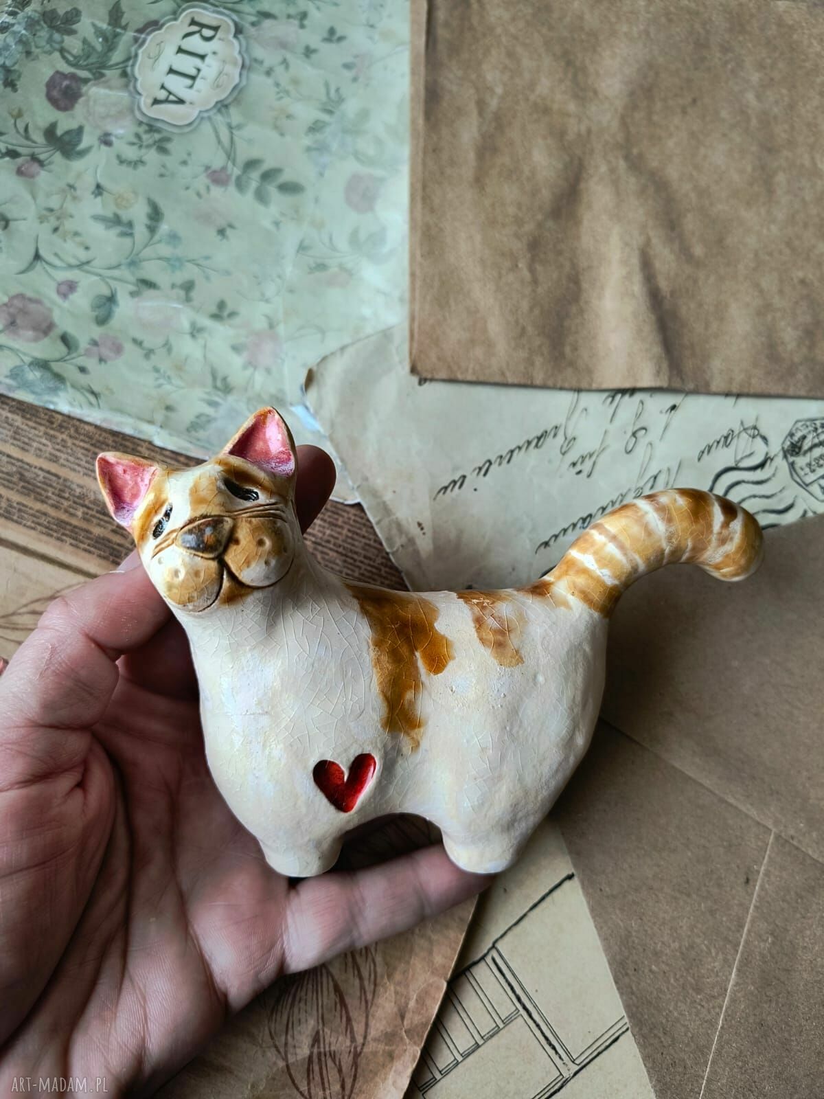 Kot biało-rudy z serduszkiem - ceramika handmade