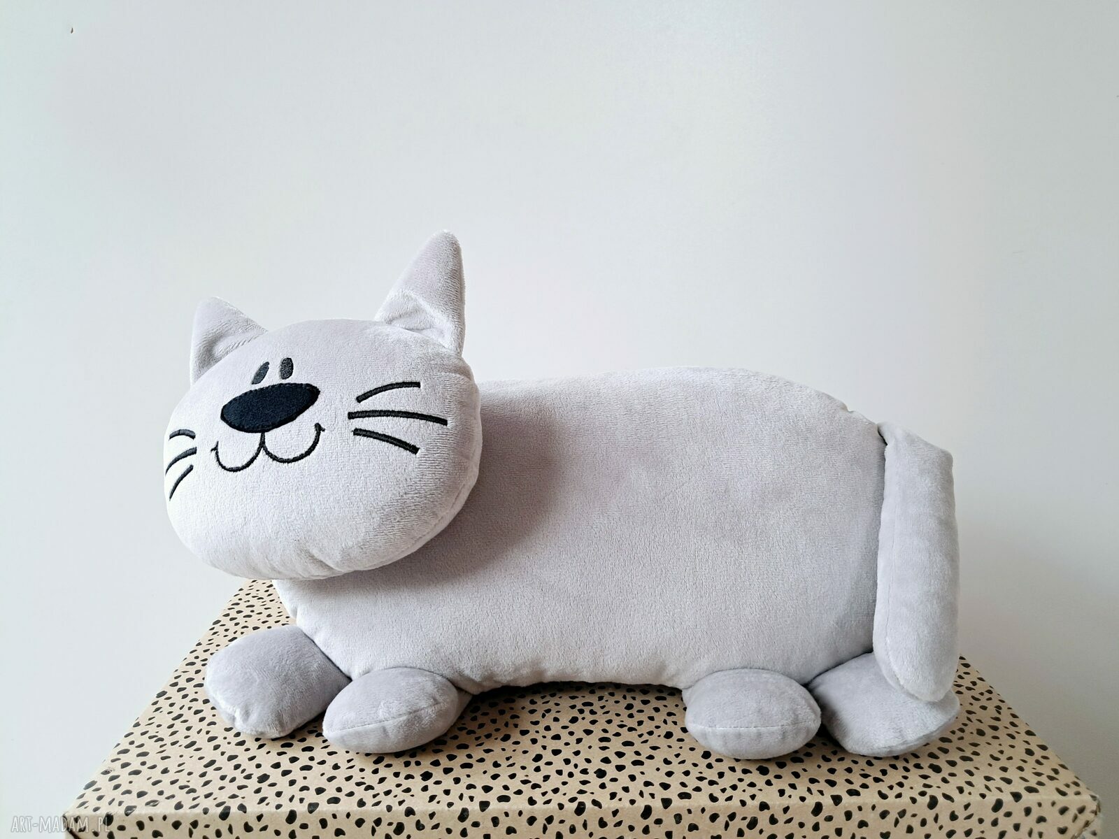 Szary kotek-poduszka przytulanka handmade - leżący kocurek
