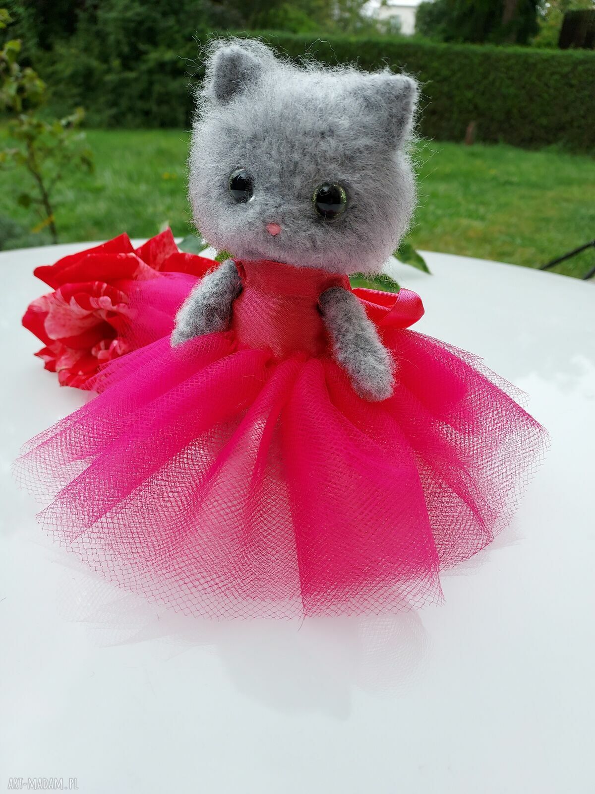 Kotka w sukience - ręcznie robiona dekoracja 15 cm