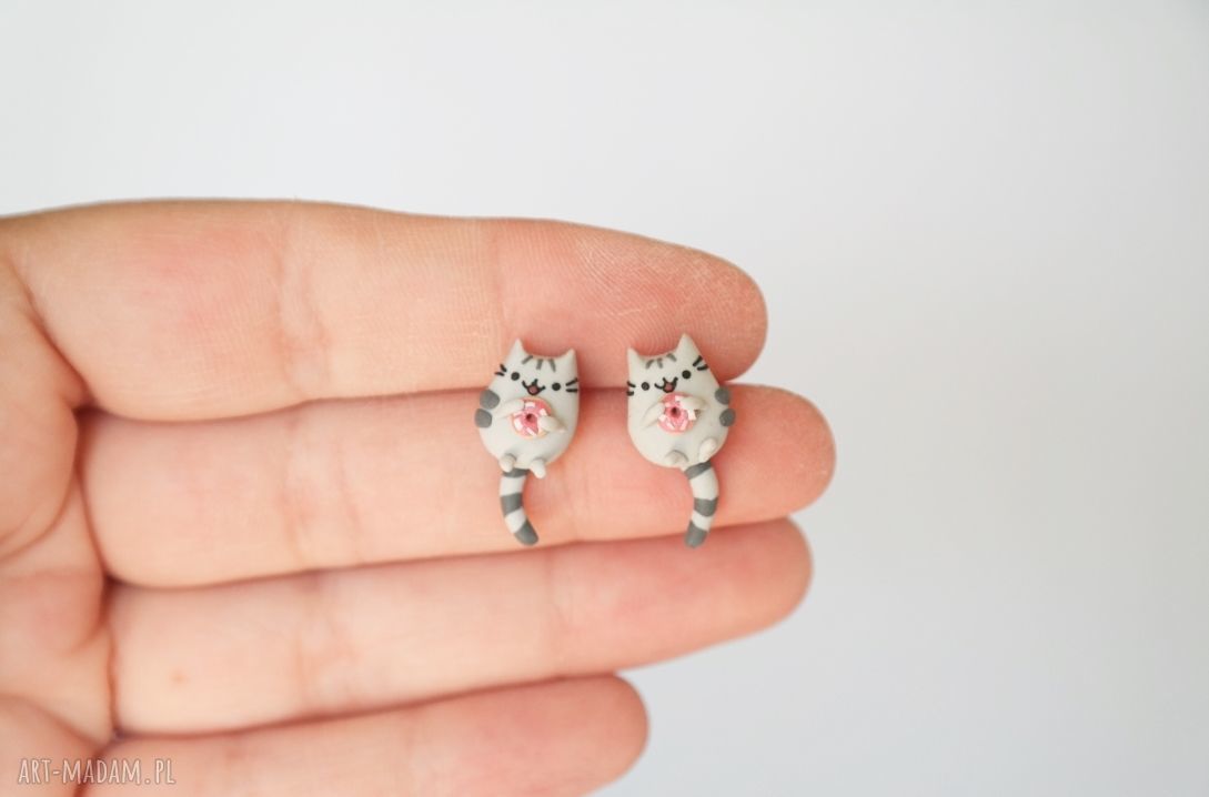 Kot Pusheen i donut - maleńkie kolczyki 3D, antyalergiczne