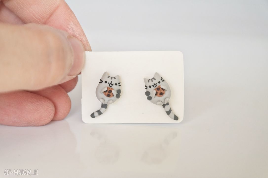 Kot Pusheen z ciasteczkiem - małe kolczyki 3D na wkręty
