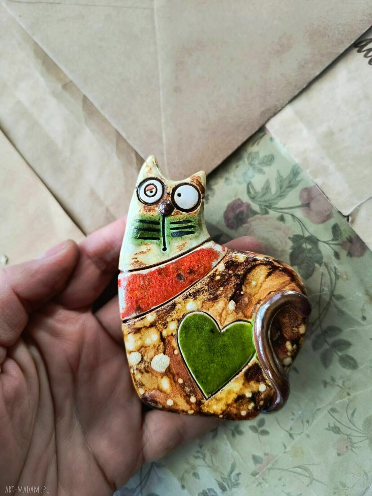 Kot w okularach - figurka z ceramiki handmade