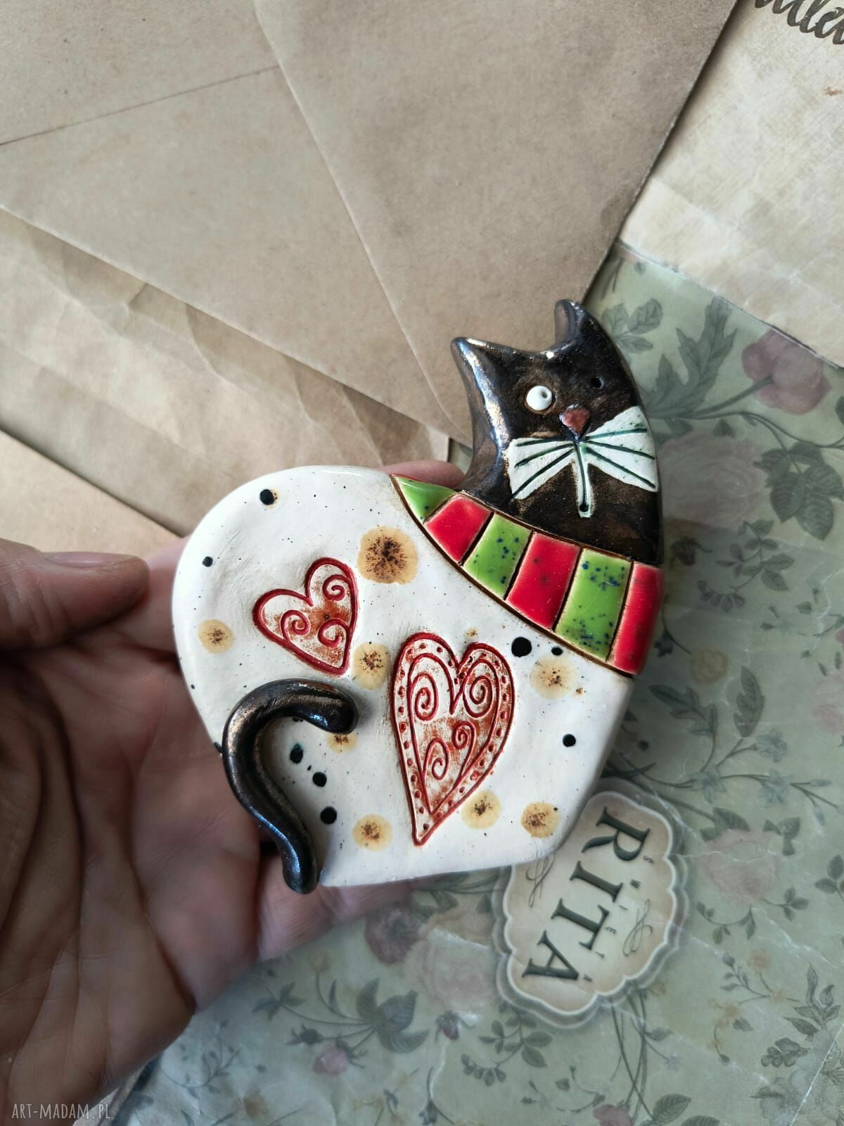 Kot w serca - figurka z ceramiki handmade na półkę