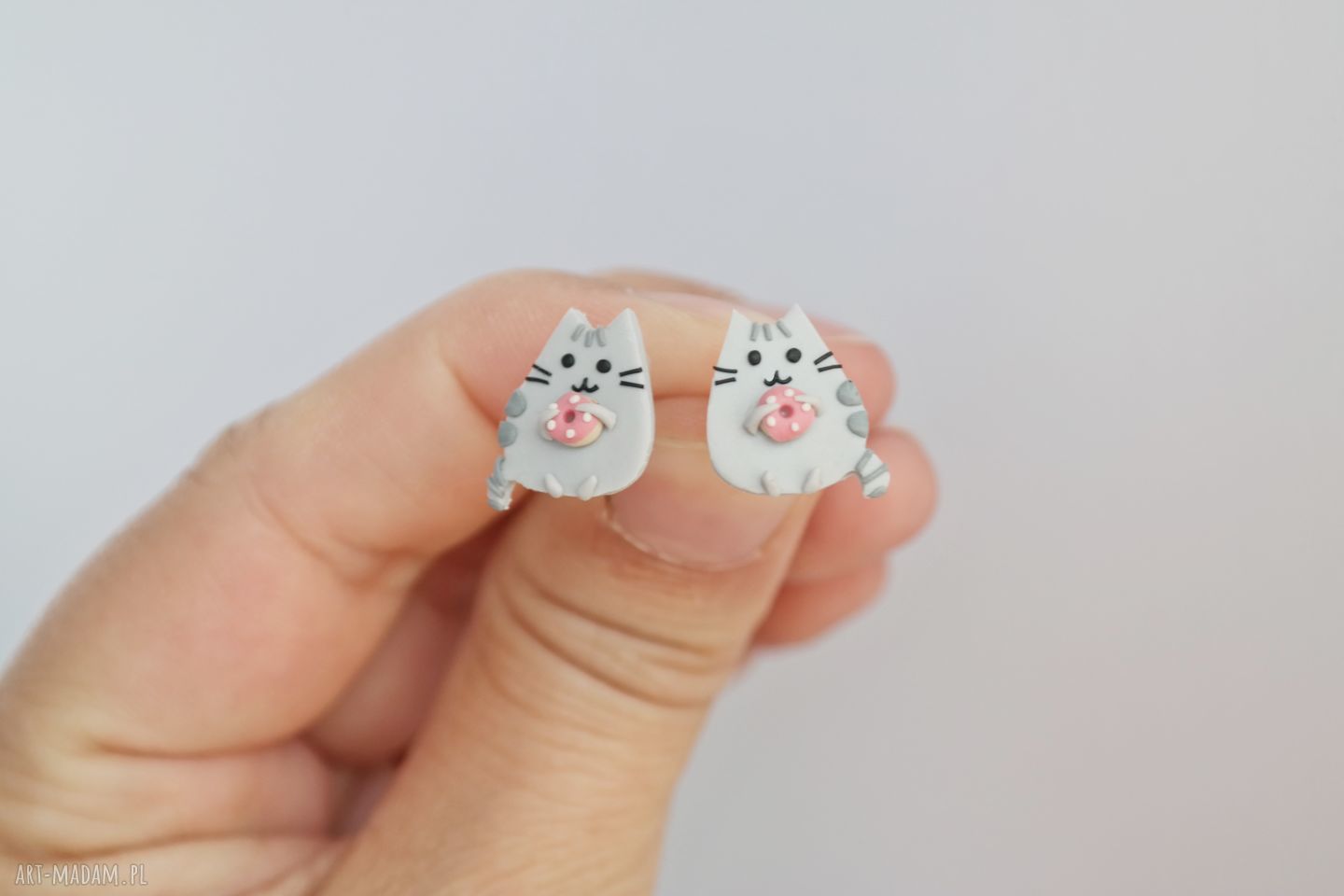 Małe kolczyki Pusheen uroczy prezent od art Madam.pl