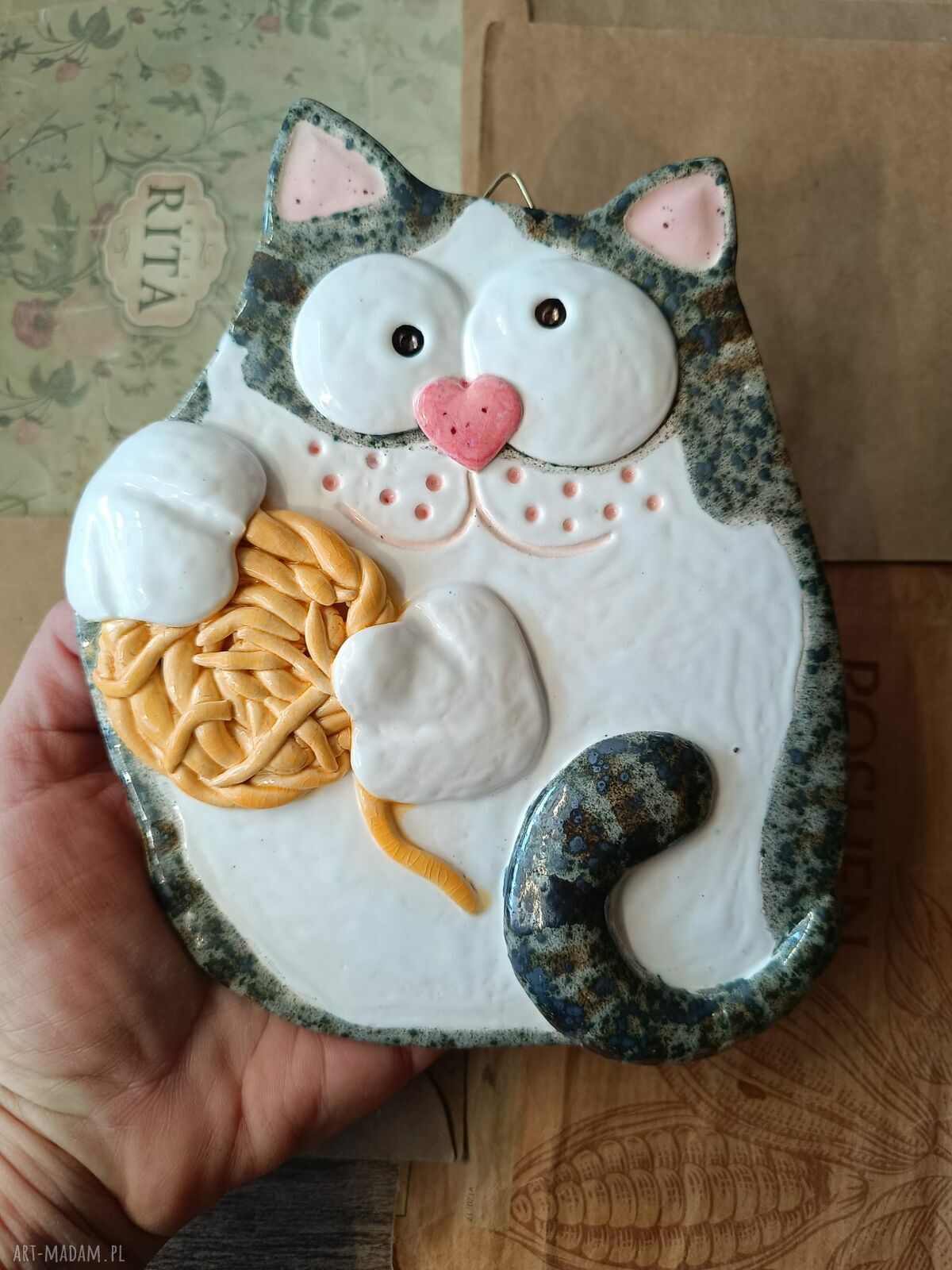 Wiszący kot z kłębuszkiem na ścianę - ceramika handmade