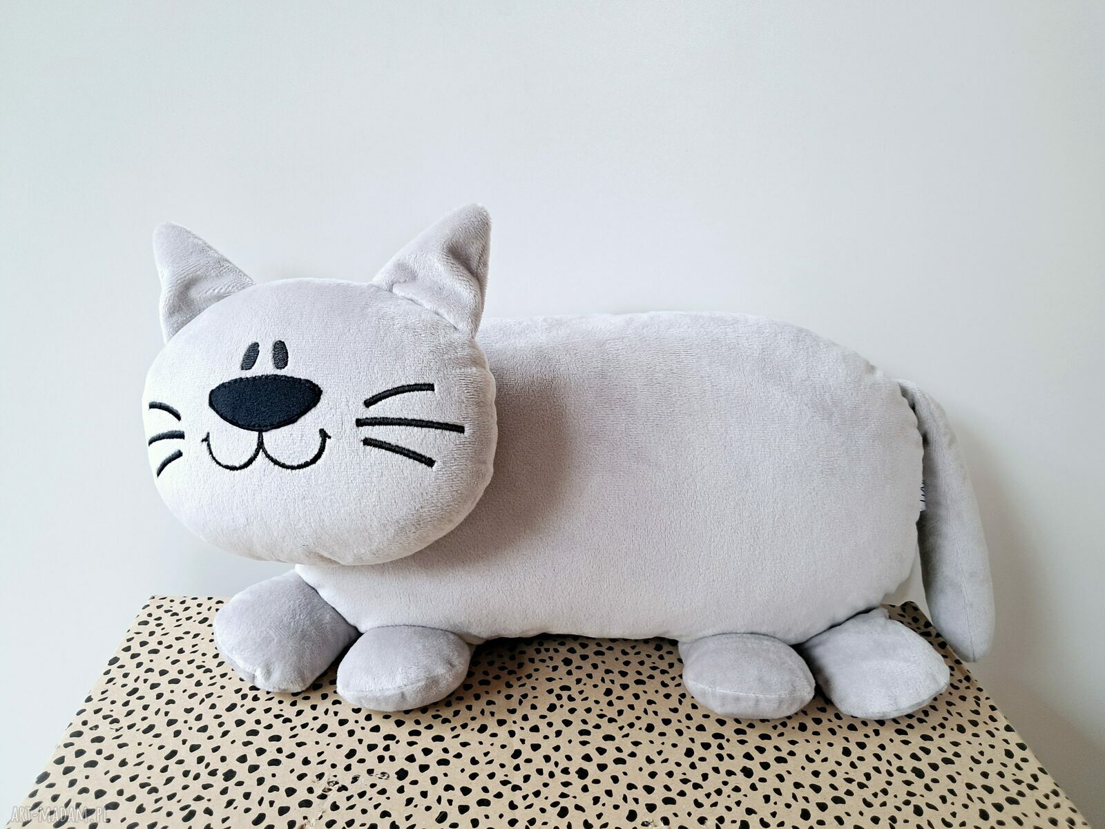 Szary kotek-poduszka przytulanka handmade - leżący kocurek
