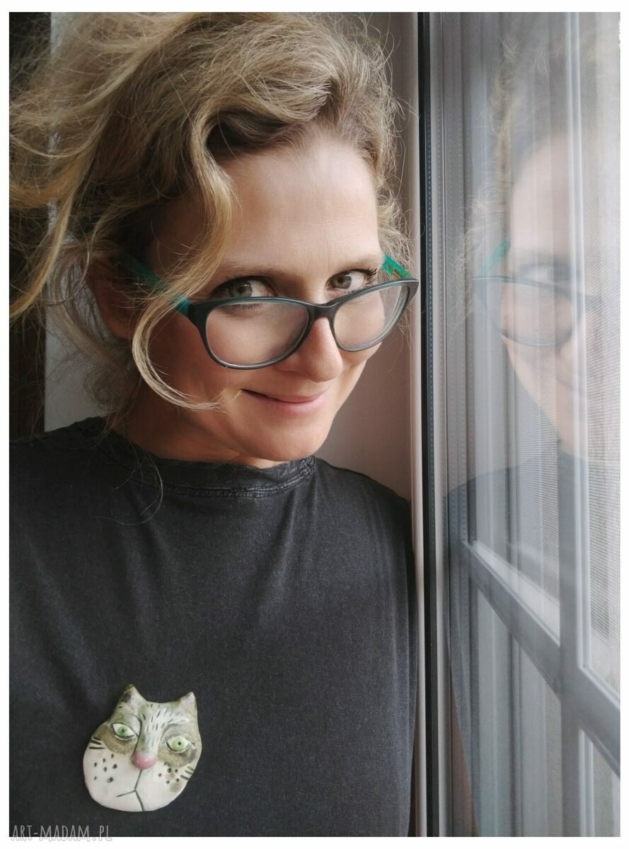 Kotek mamrotek - ceramiczna broszka handmade