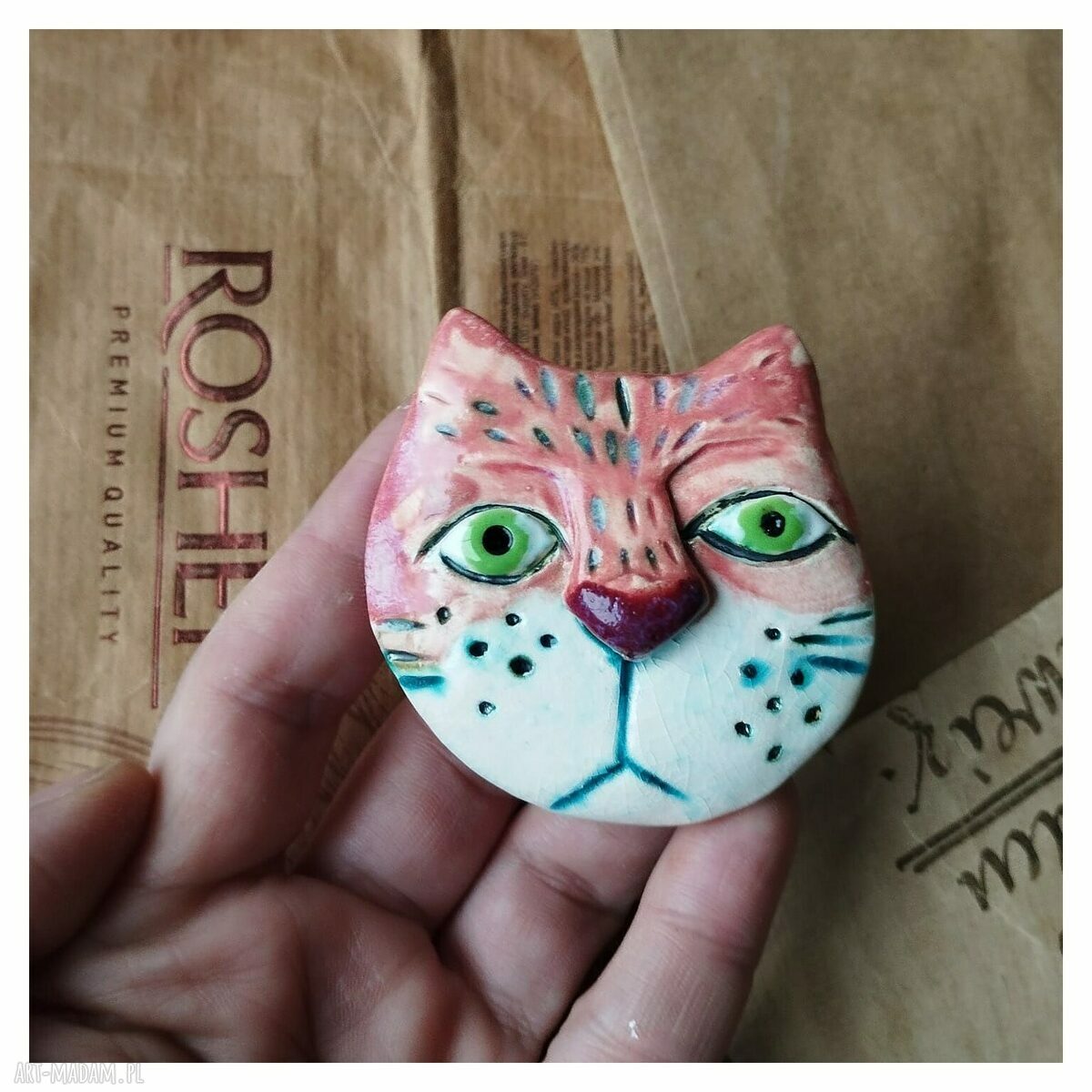 Kotek mamrotek różowy - broszka ceramiczna handmade