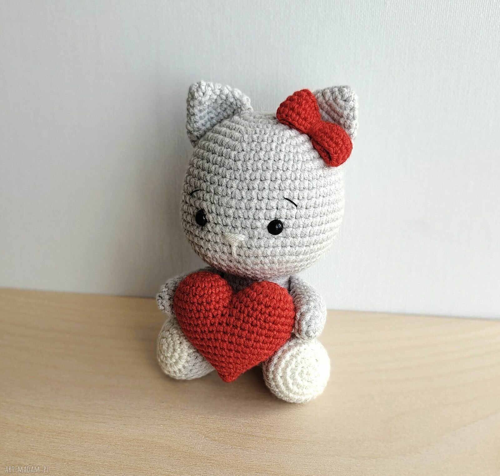 Kotek z czerwonym serduszkiem na szydełku - walentynkowa maskotka handmade