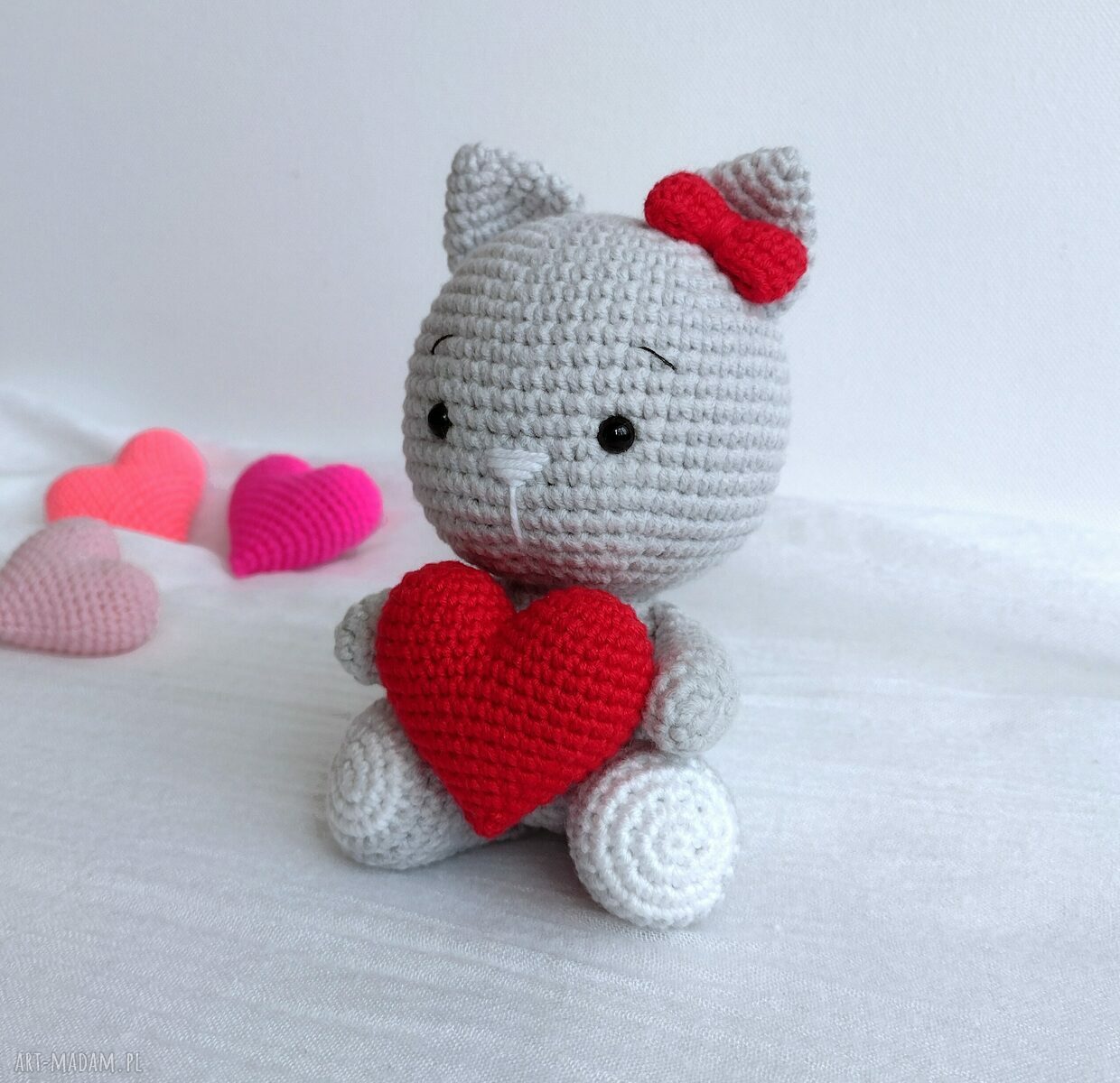 Kotek z czerwonym serduszkiem - szydełkowa maskotka handmade