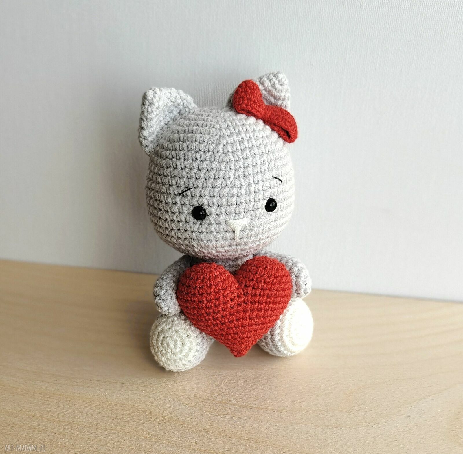 Kotek z czerwonym serduszkiem na szydełku - walentynkowa maskotka handmade