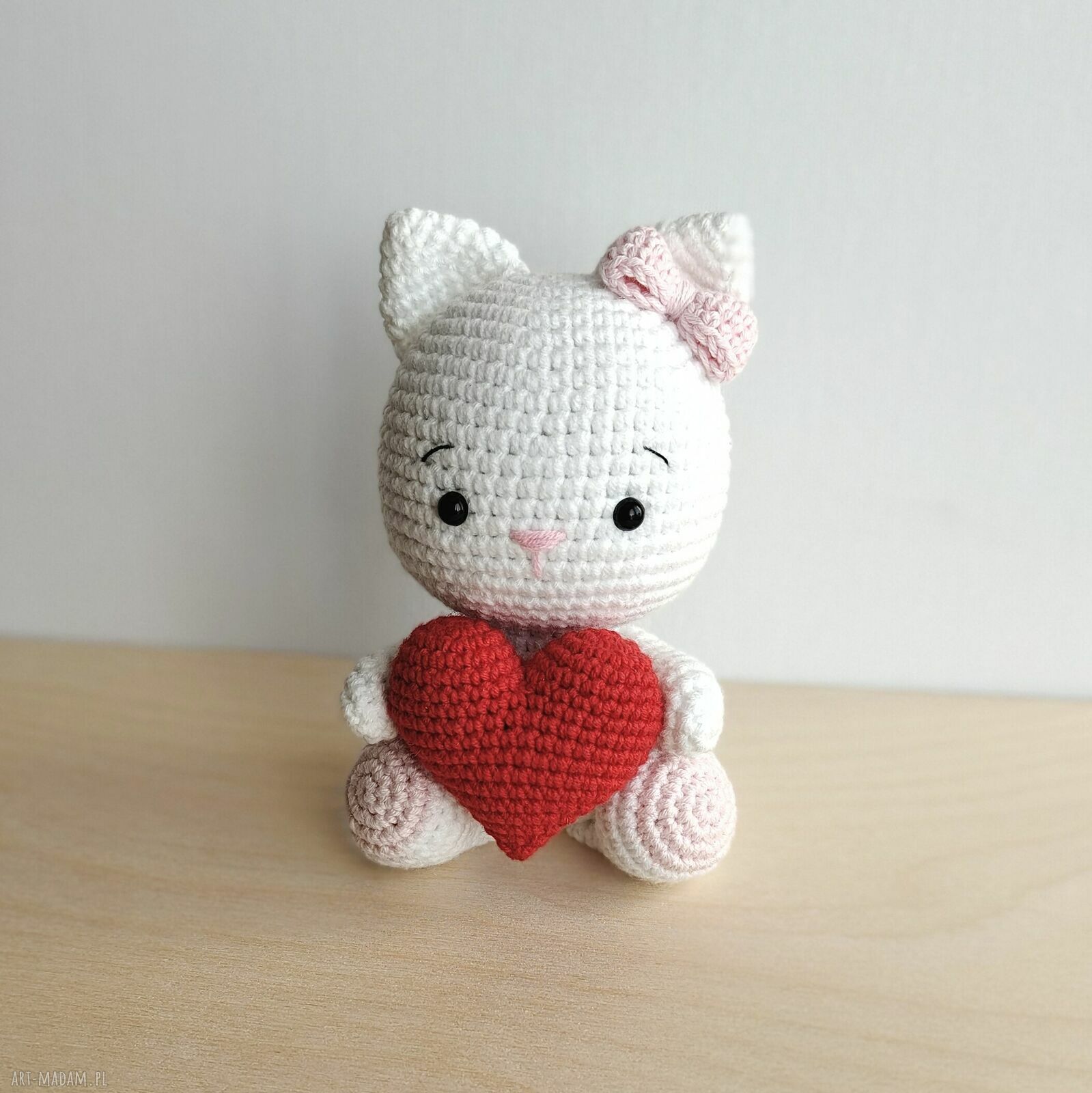 Kotek z czerwonym serduszkiem na Walentynki - maskotka handmade