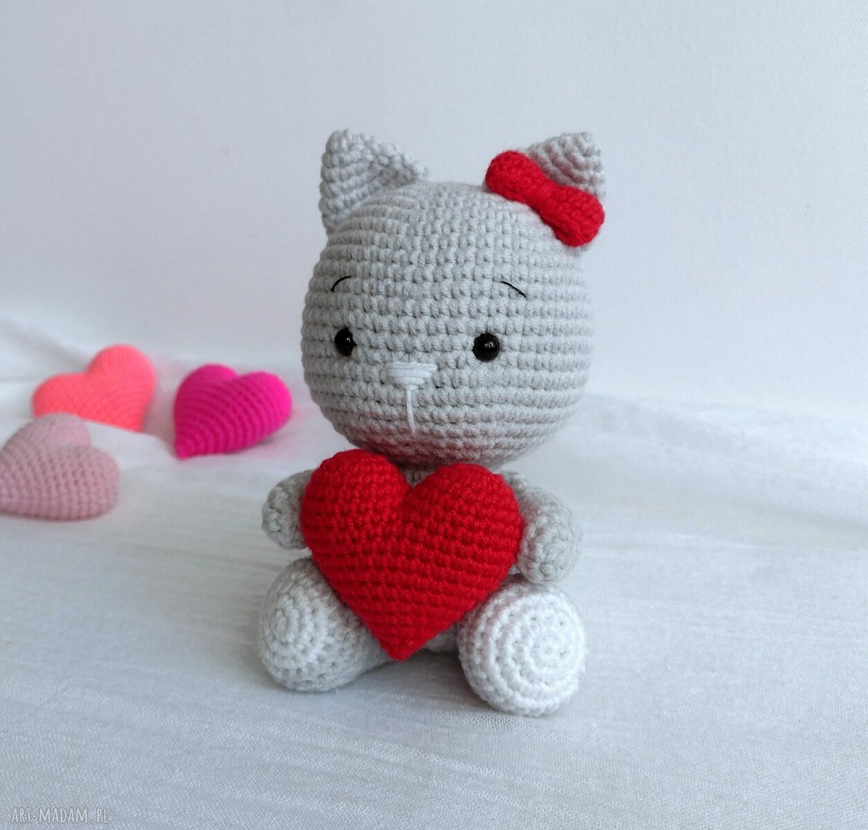 Kotek z czerwonym serduszkiem - szydełkowa maskotka handmade
