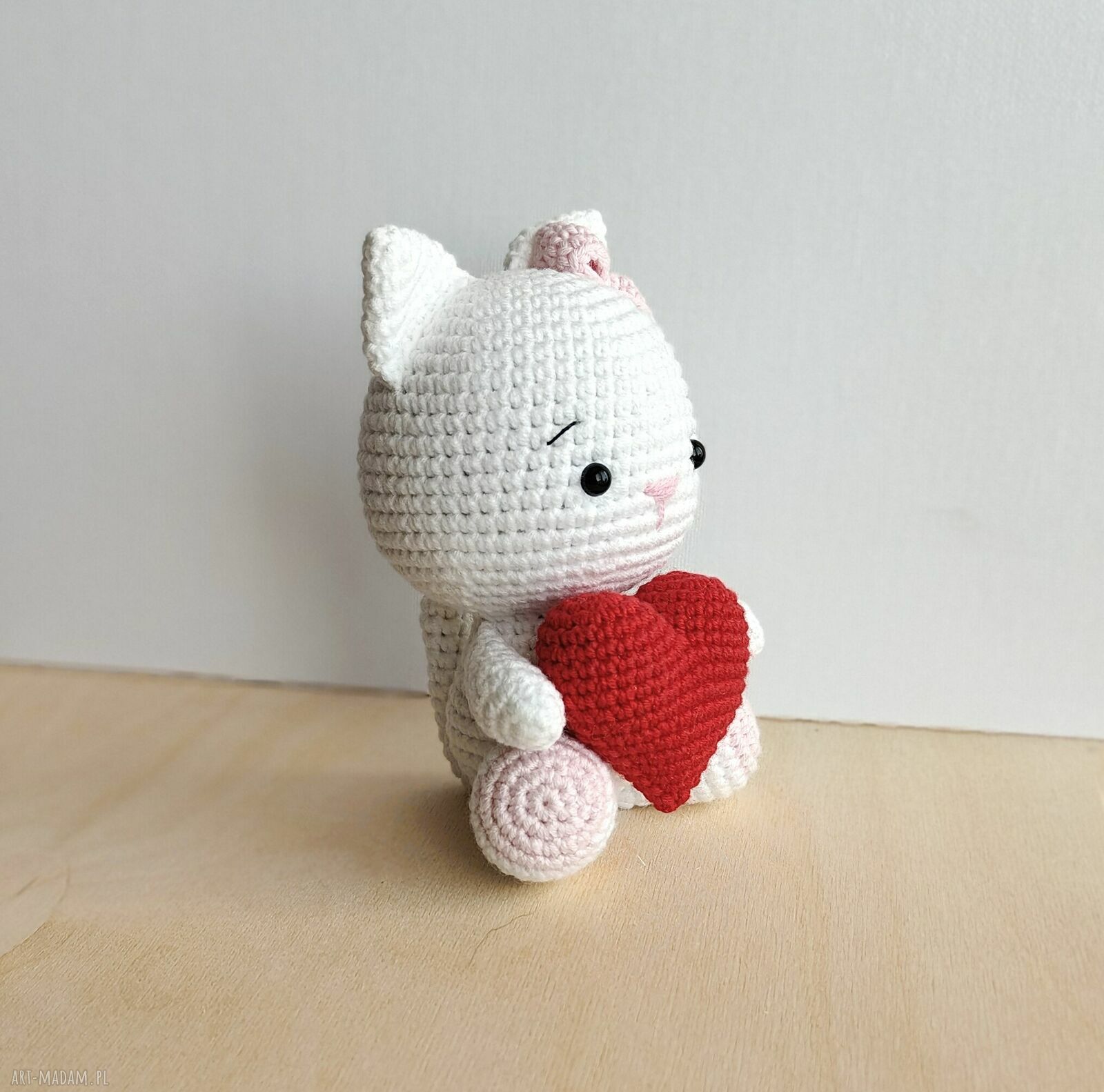 Kotek z czerwonym serduszkiem na Walentynki - maskotka handmade