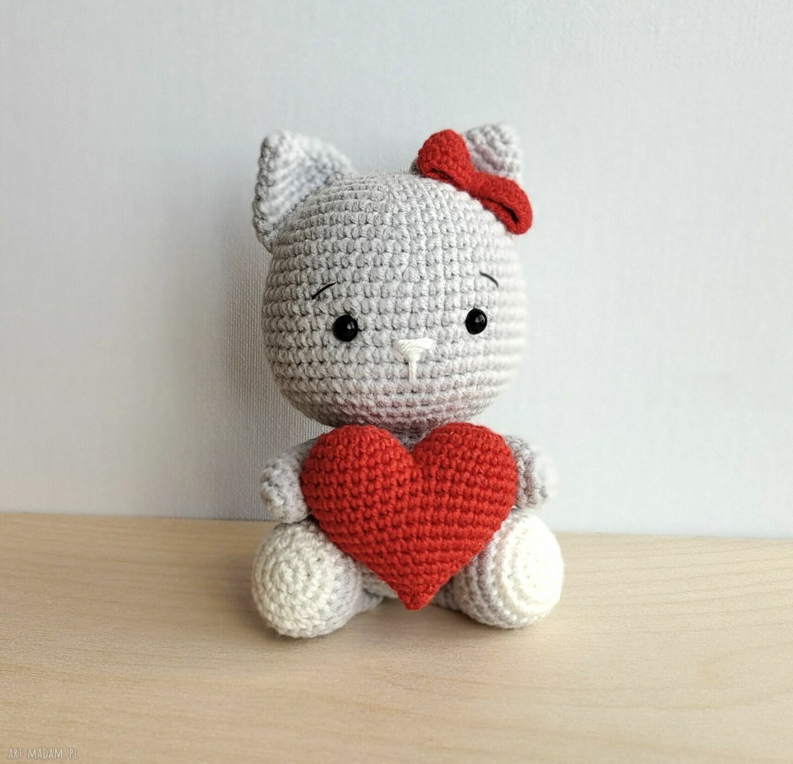 Kotek z czerwonym serduszkiem na szydełku - walentynkowa maskotka handmade