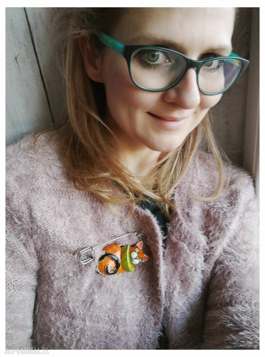 Kotek z kryzą na agrafce - ceramiczna broszka handmade