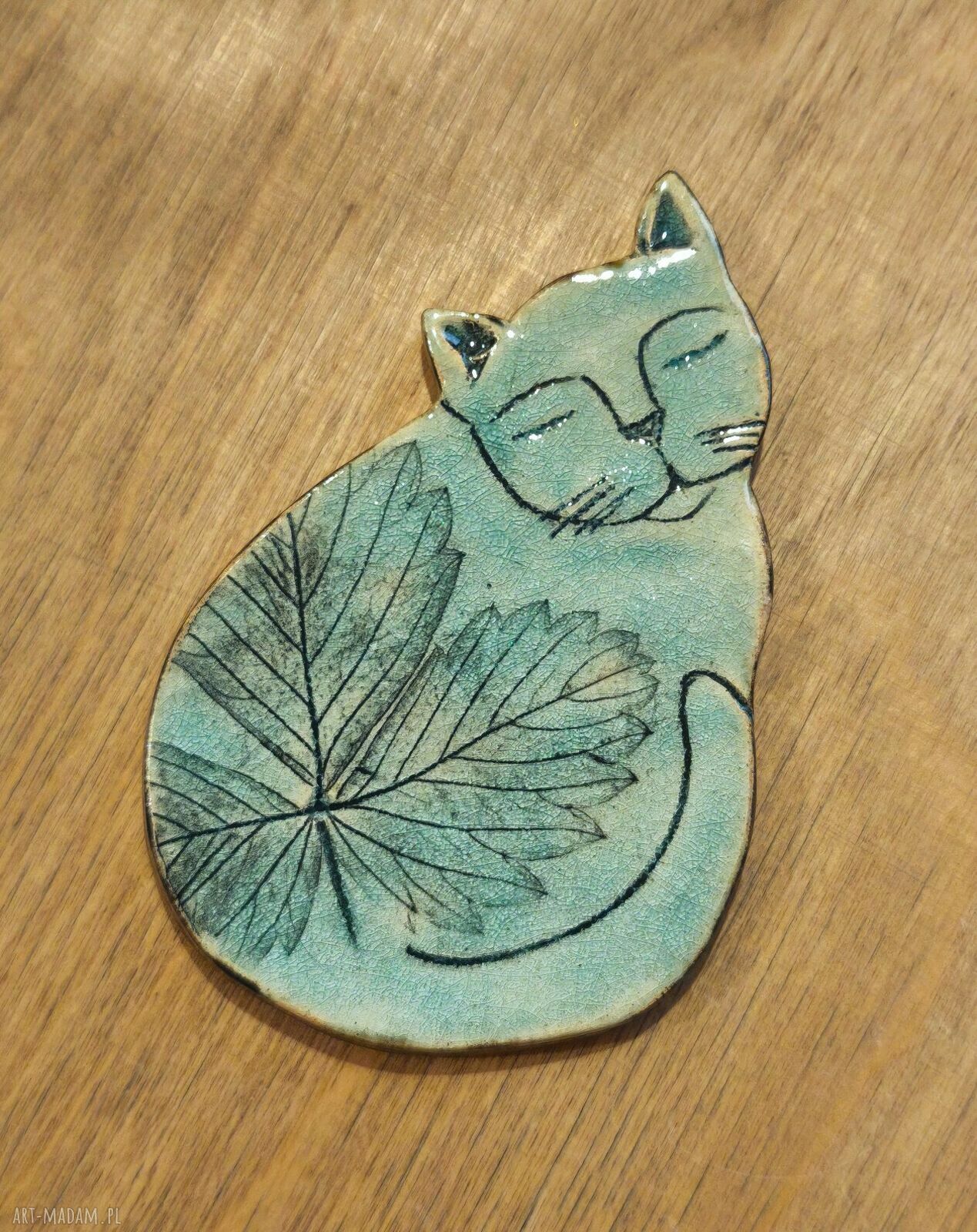 Kotek z liściem - ceramiczny magnes na lodówkę dla jesieniary