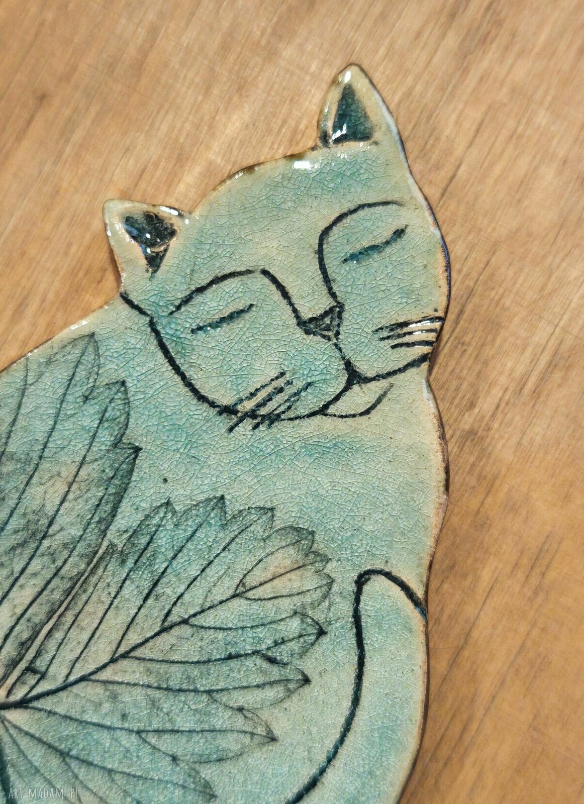 Kotek z liściem - ceramiczny magnes na lodówkę dla jesieniary