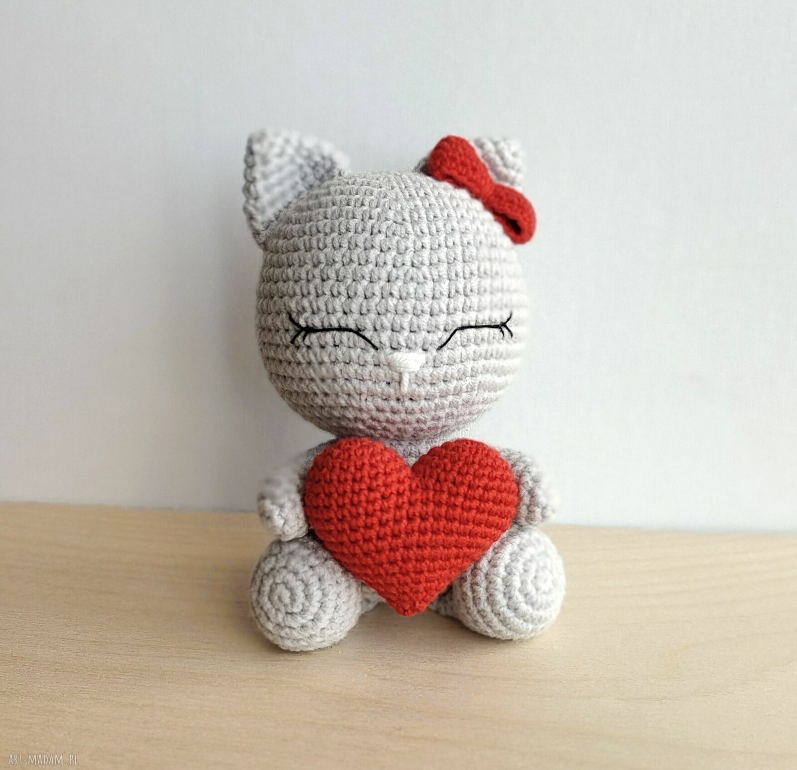 Kotek z serduszkiem - szydełkowa maskotka handmade