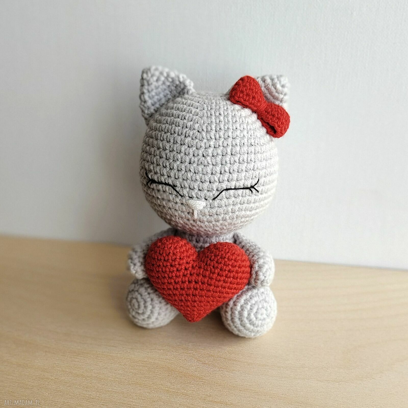 Kotek z serduszkiem - szydełkowa maskotka handmade