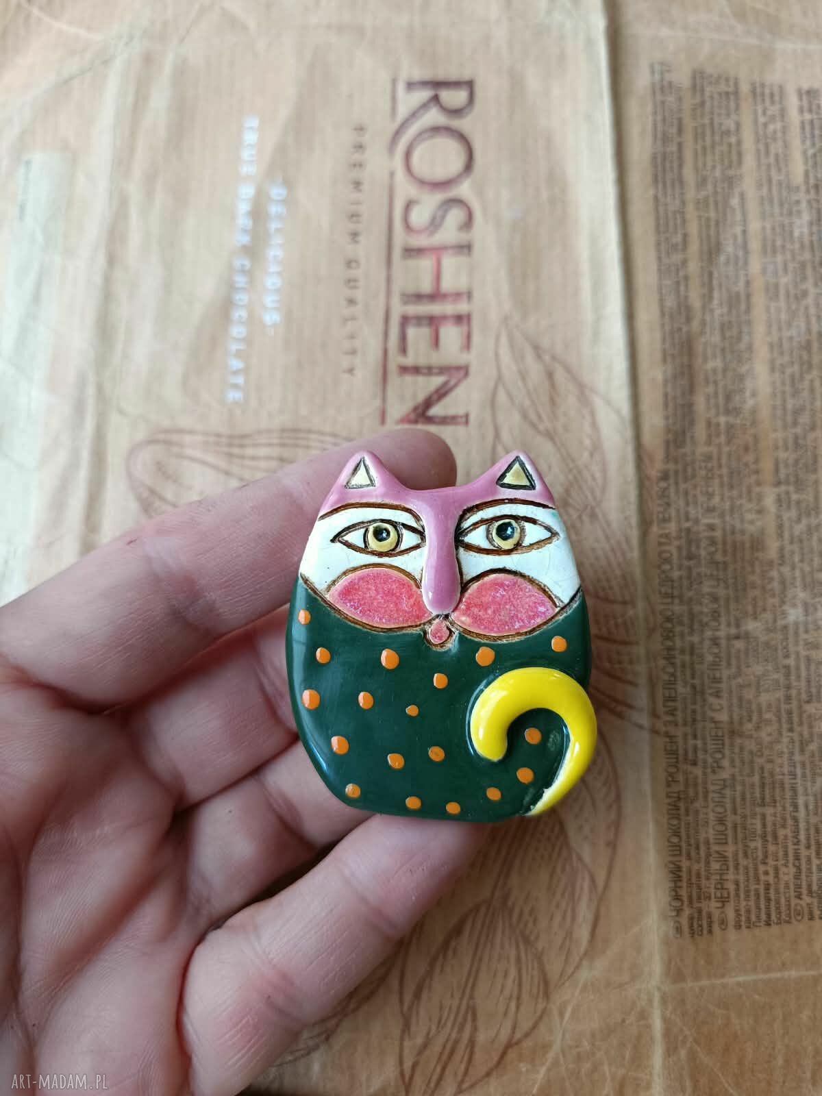 Zielony kotek w kropki - ręcznie robiona broszka ceramiczna