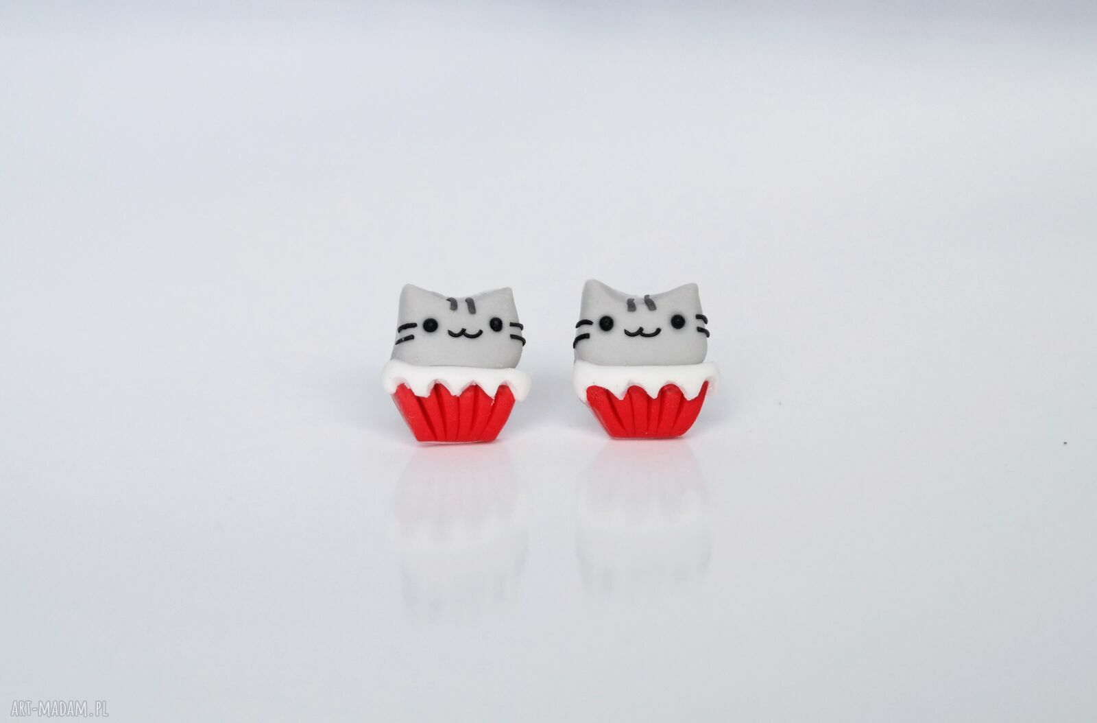 Pusheen kotki w czerwonych babeczkach - urocze kolczyki sztyfty handmade (12 mm)