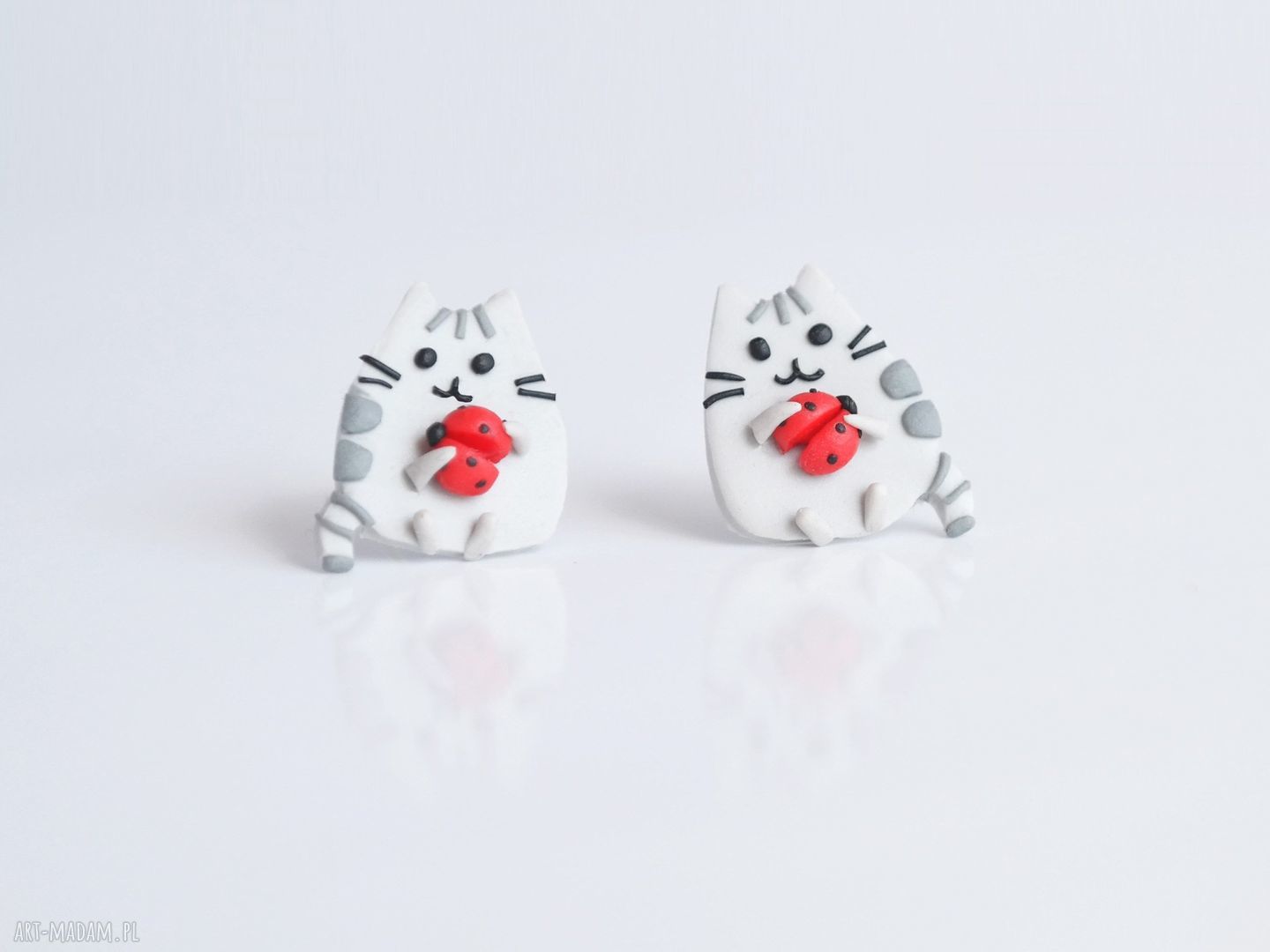 Pusheen i biedronka - maleńkie kolczyki wkrętki z modeliny Fimo (stal chirurgiczna) - art-Madam.pl