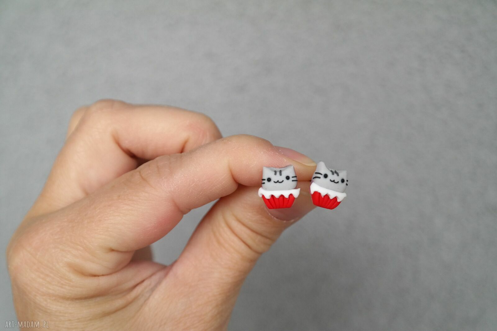 Pusheen kotki w czerwonych babeczkach - urocze kolczyki sztyfty handmade (12 mm)