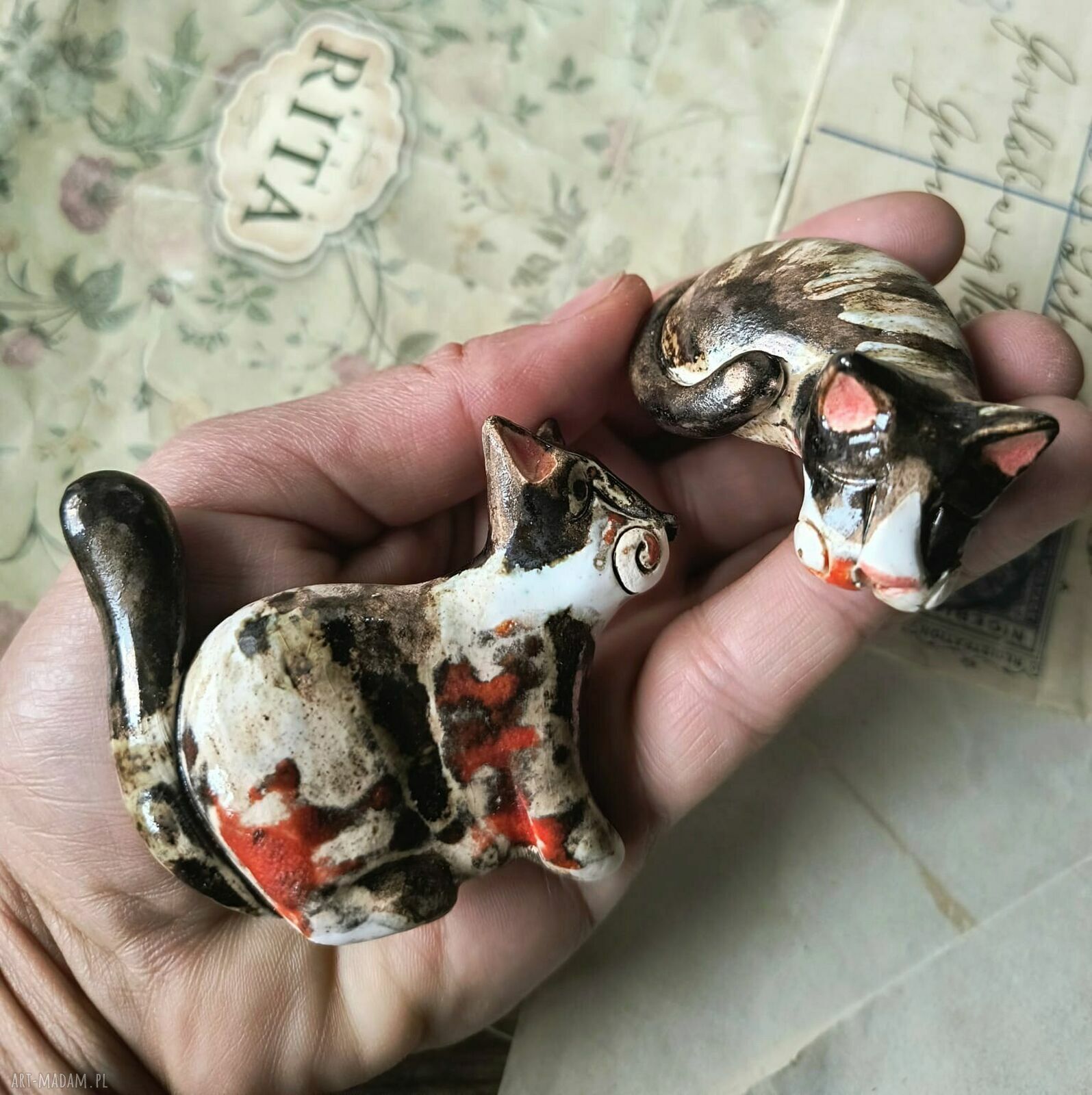 Kotki tri colours - ręcznie robione ceramiczne kotki z gliny szamotowej