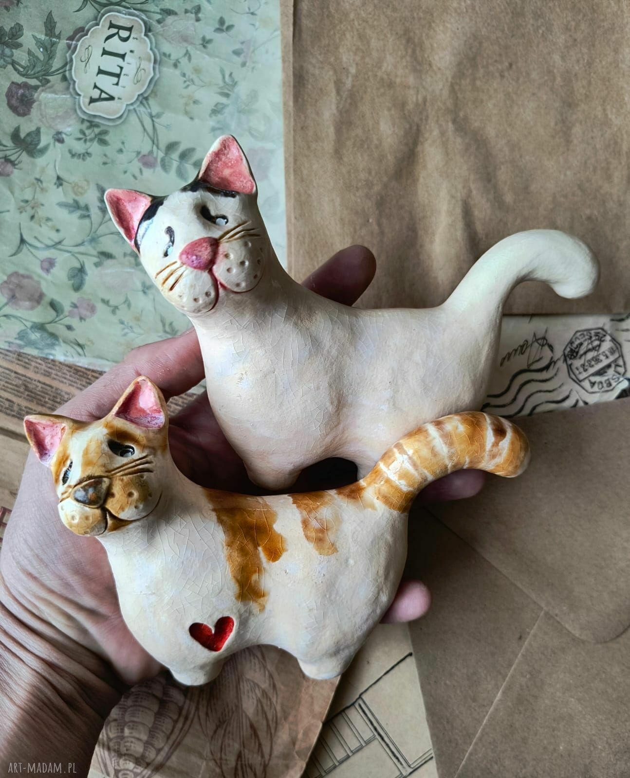 Koty ceramiczne szkliwione z gliny szamotowej - figlarna dekoracja i prezent