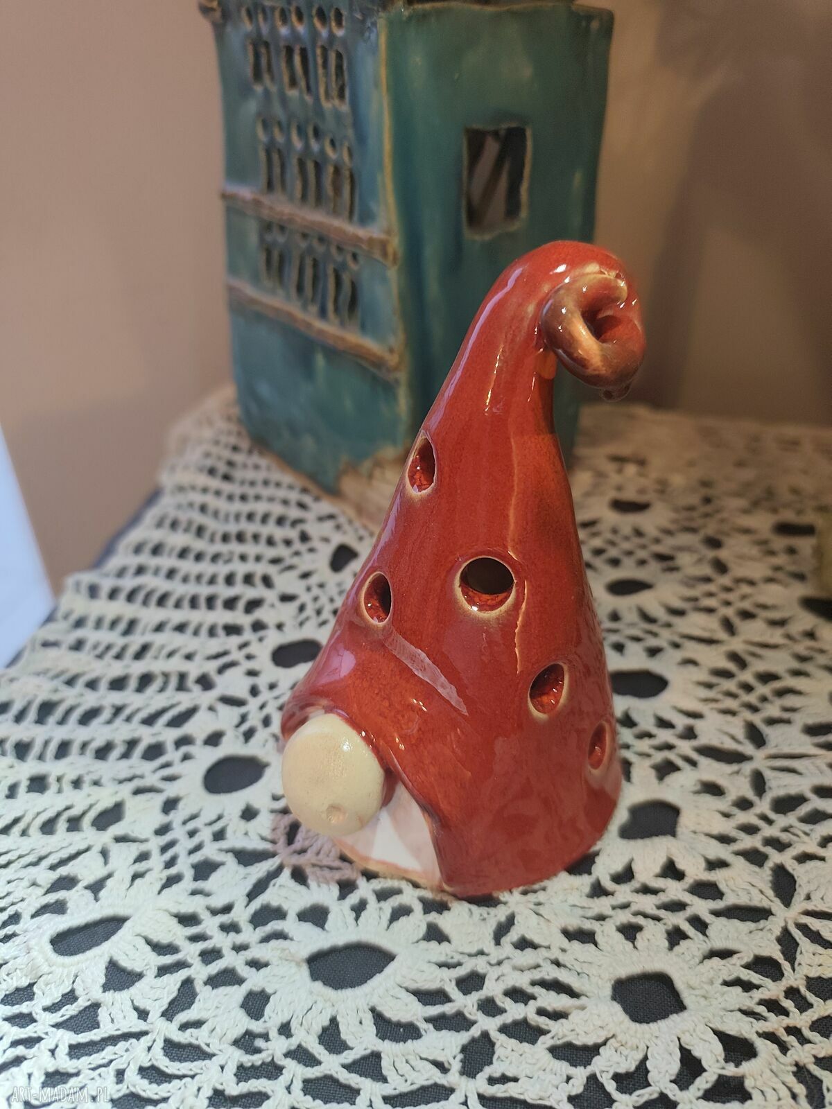 Krasnal ceramiczny lampion Mikołaj - ręcznie lepiony, szkliwiony i wypalany