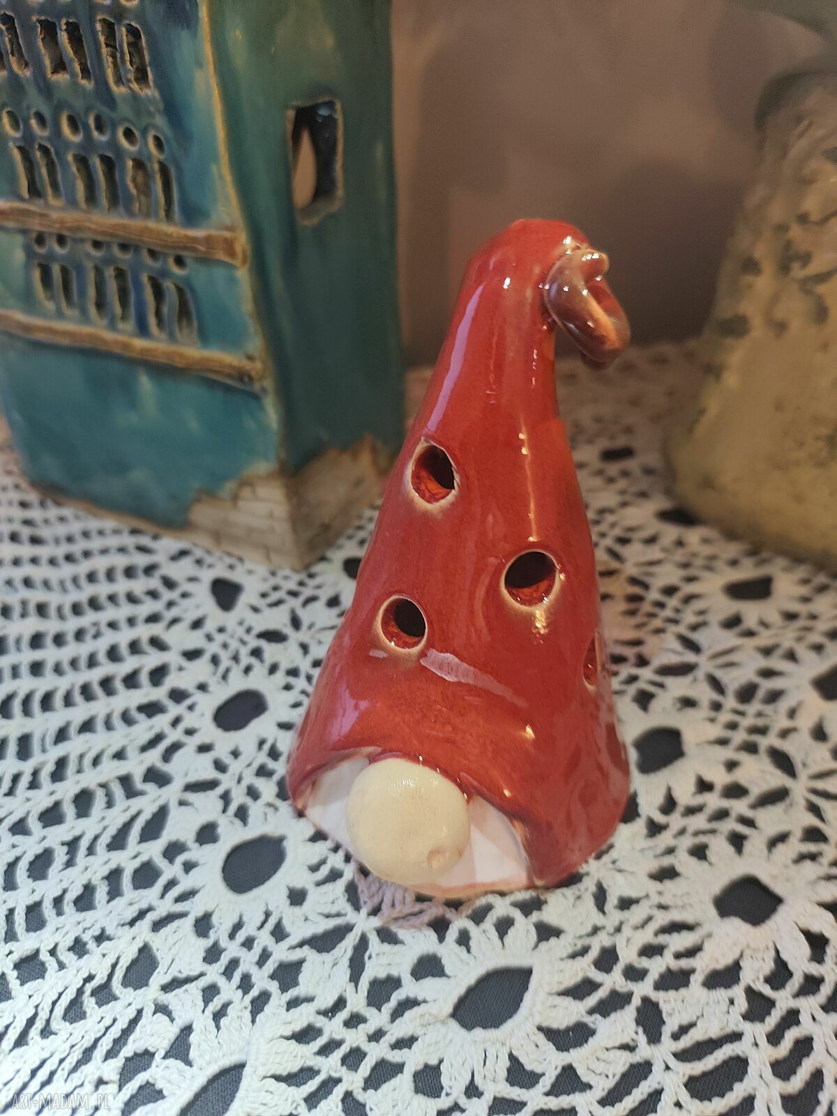 Krasnal ceramiczny lampion Mikołaj - ręcznie lepiony, szkliwiony i wypalany