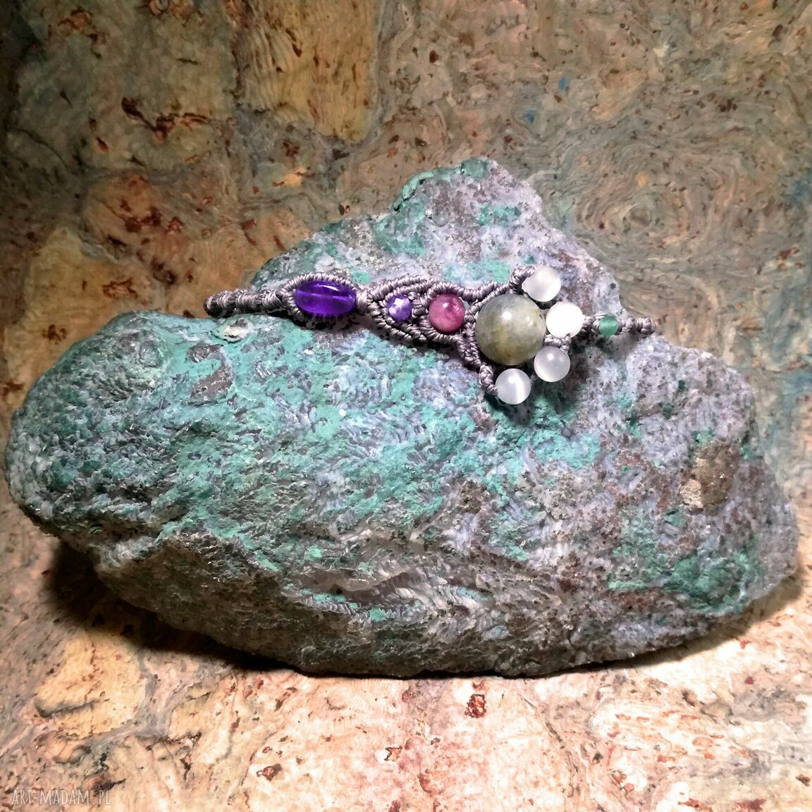 Królicza Łapka - bransoletka makramowa z kamieniami naturalnymi (amulet na szczęście)