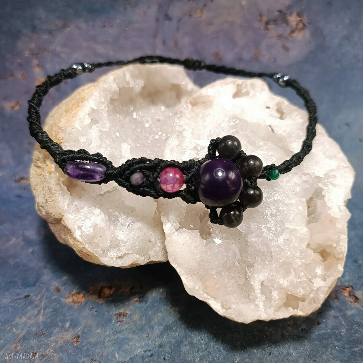 Królicza łapka - amulet szczęścia z agatem, ametystem i szmaragdem - bransoletka pleciona