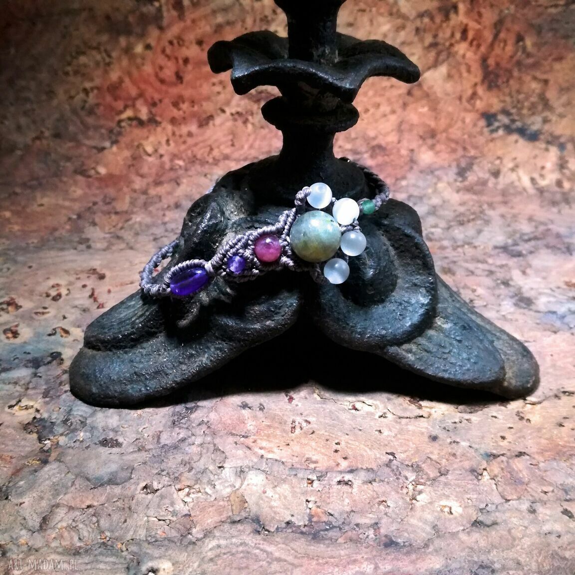 Królicza Łapka - bransoletka makramowa z kamieniami naturalnymi (amulet na szczęście)