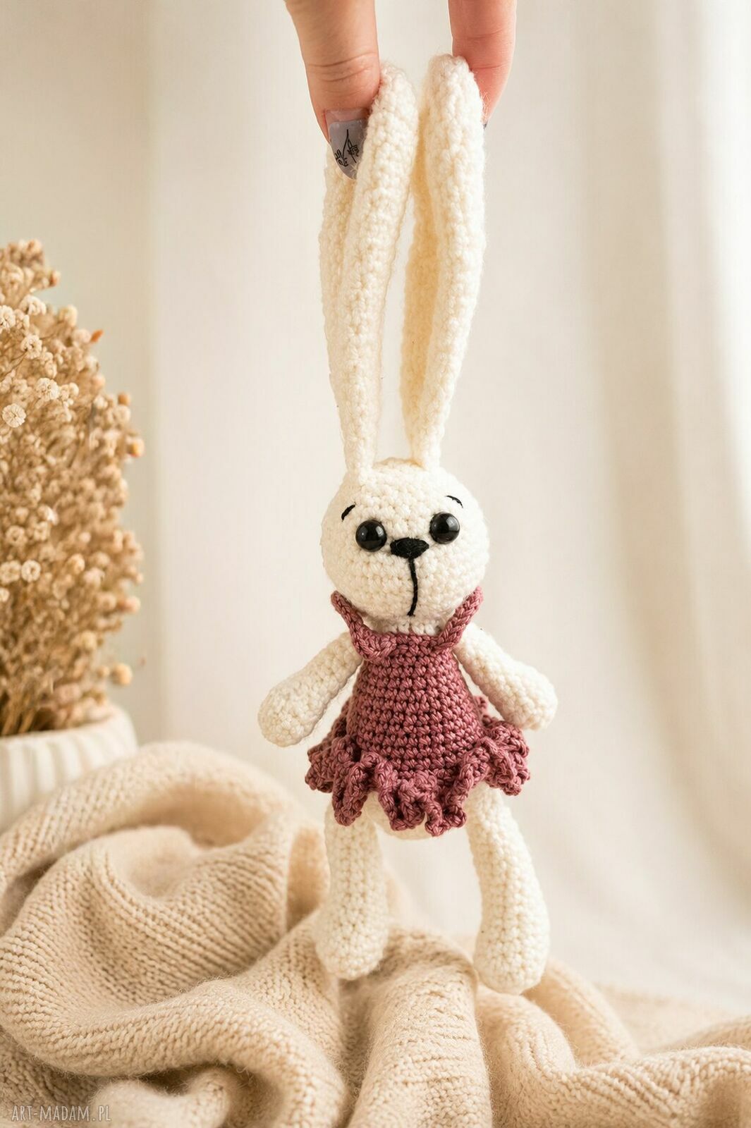 Króliczek amigurumi w różowej sukience - ręcznie szydełkowana maskotka ok. 15 cm