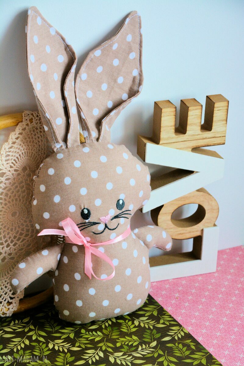 Króliczek do tulenia Karmelka - miękka maskotka handmade na bliskie przytulanie