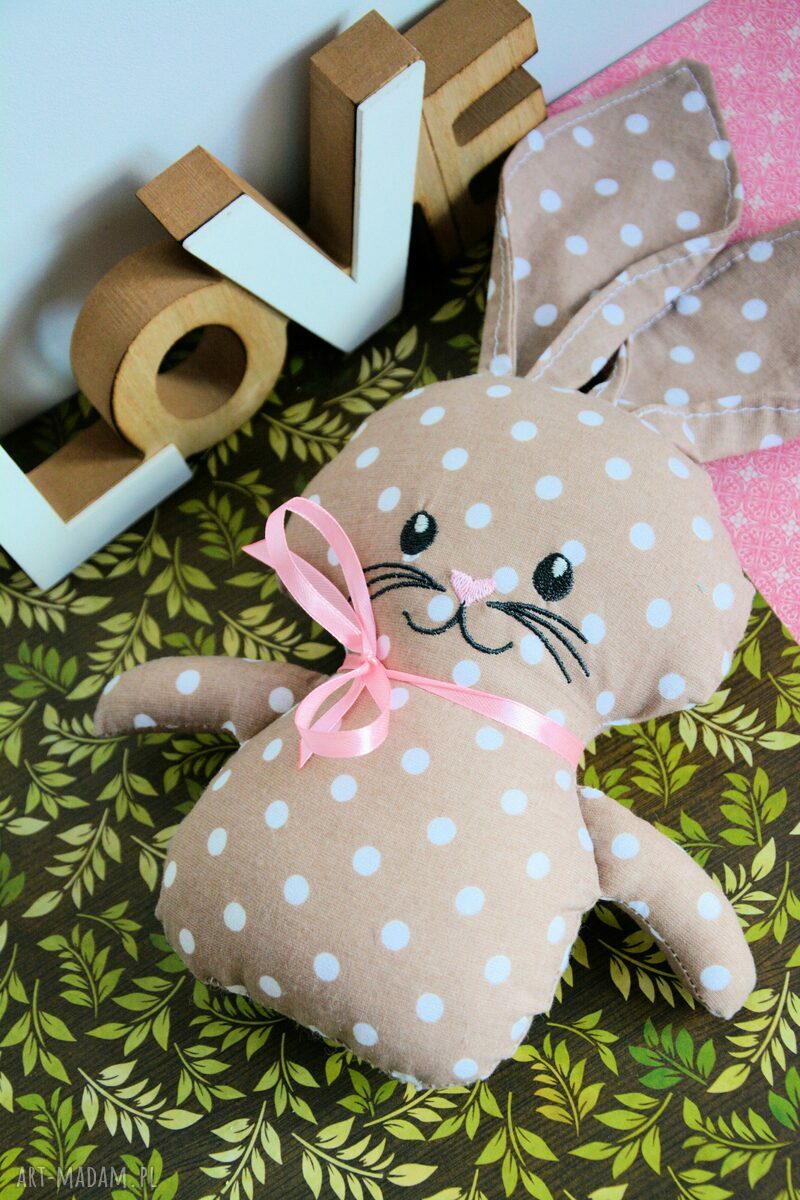 Króliczek do tulenia Karmelka - miękka maskotka handmade na bliskie przytulanie