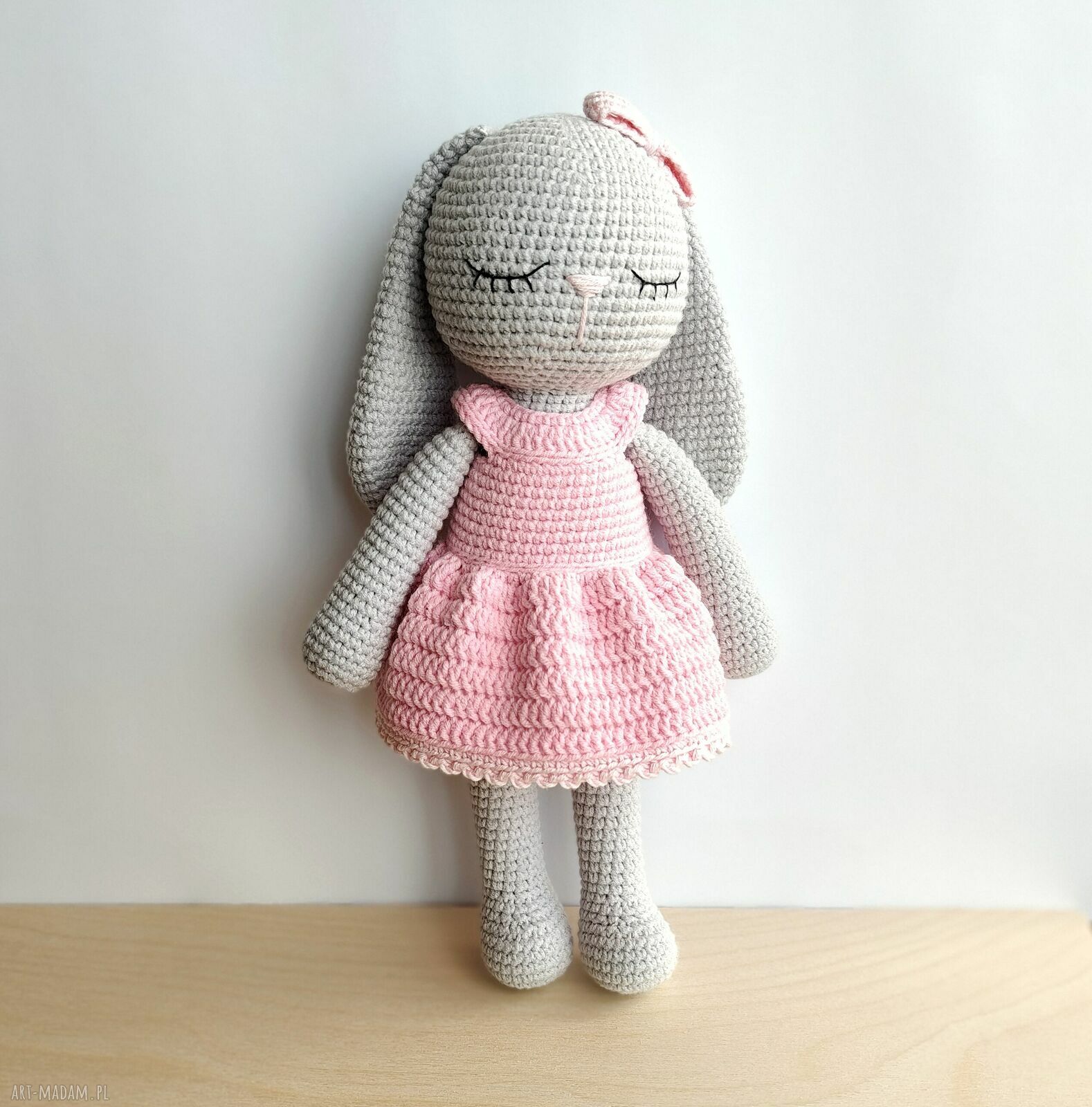 Króliczek w różowej sukience - szydełkowa maskotka na urodziny (ok. 27 cm)