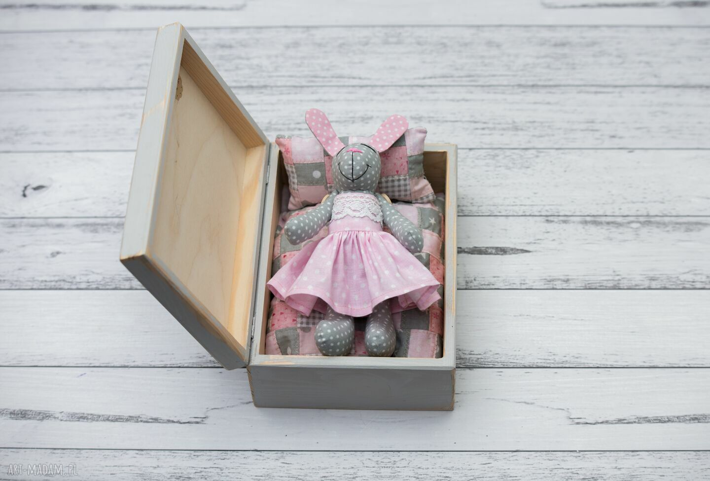 Króliczek w skrzyneczce - prezent na Chrzest Święty (handmade)
