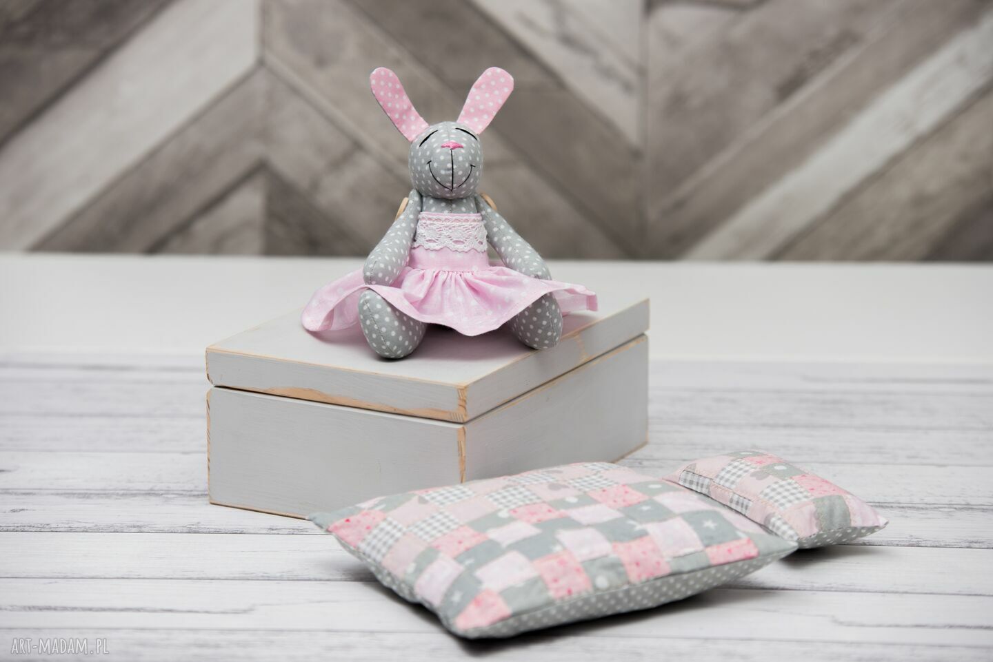 Króliczek w skrzyneczce - prezent na Chrzest Święty (handmade)