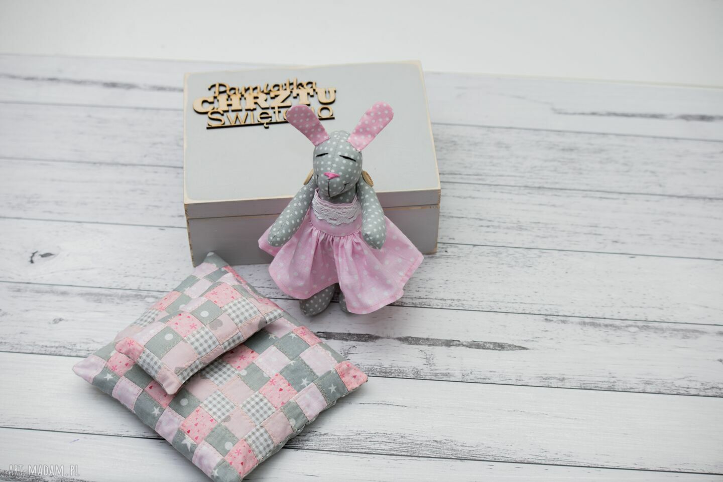 Króliczek w skrzyneczce - prezent na Chrzest Święty (handmade)